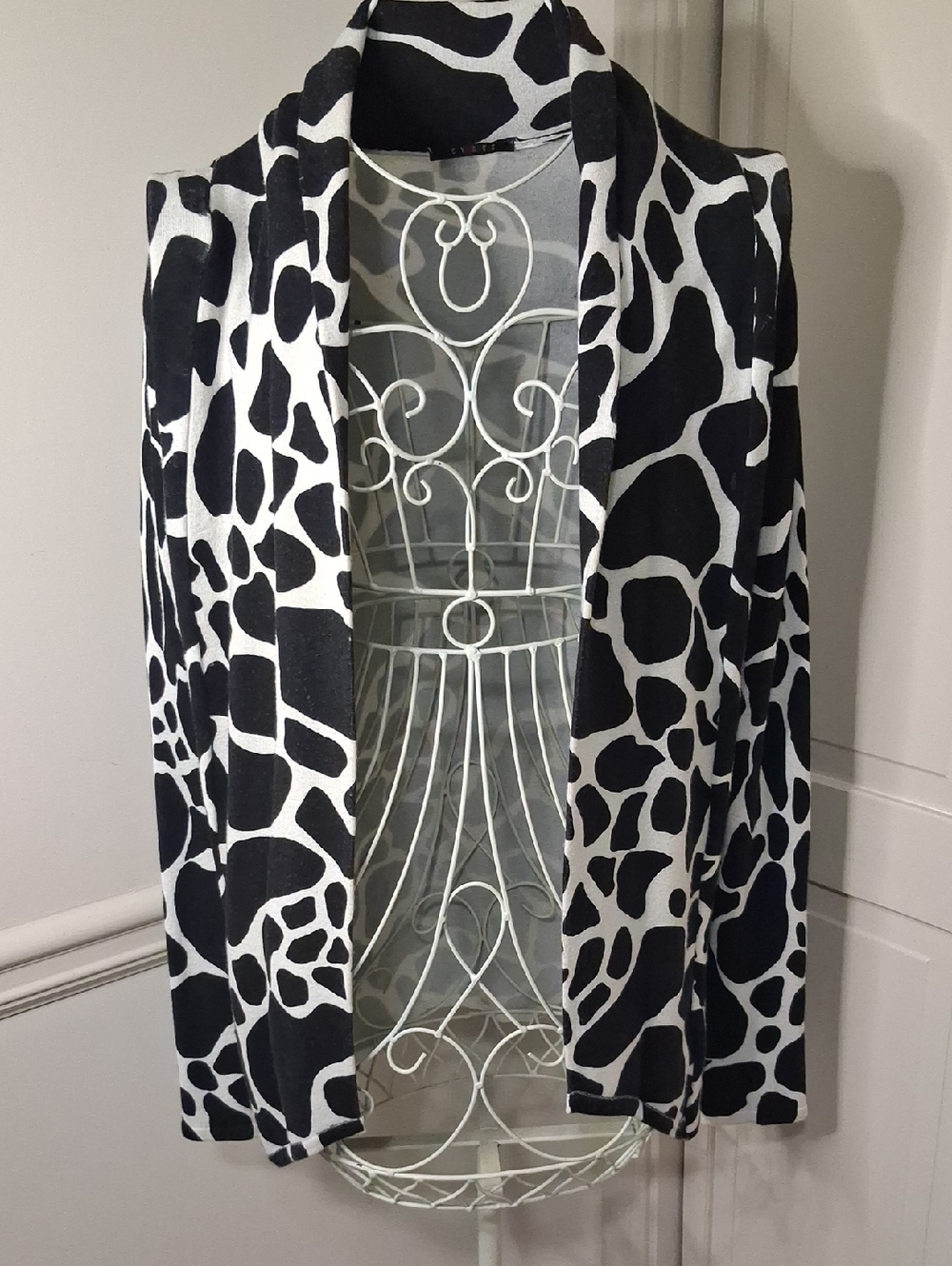 Cyrus Gray and Black Abstract Pattern Open Cardigan
